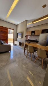 a large living room with a table and chairs at Casa Horizonte do Sertão - Piranhas-AL in Piranhas