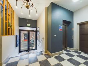 チェスターにあるLuxury Apartment: city centre, stylish, modernのチェックフロアの廊下
