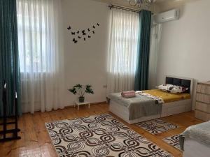 une chambre avec un lit et un tapis dans l'établissement Humo Family Home - гостевой дом, à Tachkent