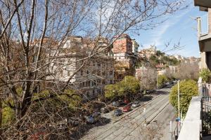 - une vue sur une rue de la ville bordée d'arbres et de bâtiments dans l'établissement Roma Trastevere Relais Guest House, à Rome