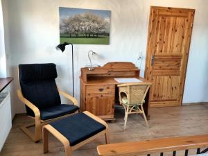 a room with a chair and a desk at Landhaus Grimburg - Ferienwohnungen im Parterre und Obergeschoss in Grimburg