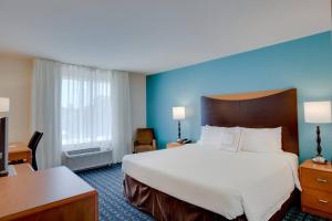 a hotel room with a large bed and a desk at Fairfield by Marriott Inn & Suites Melbourne West/Palm Bay in Melbourne +24 photos