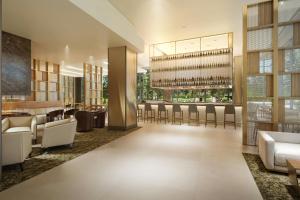 雷斯顿AC Hotel by Marriott Reston的一间带椅子的餐厅以及一个带吊灯的酒吧