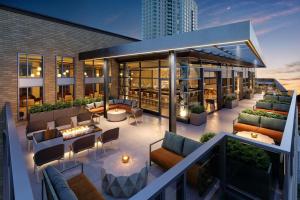 雷斯顿AC Hotel by Marriott Reston的建筑屋顶庭院的 ⁇ 染