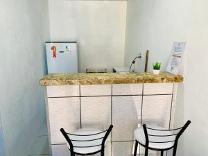 Η κουζίνα ή μικρή κουζίνα στο Sua Kitnet a menos de 5min da Praia