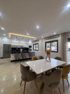 a kitchen and dining room with a table and chairs at Villa familiale avec piscine in Agadir