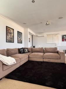 Χώρος καθιστικού στο Oceanside Mansion with Luxury Pool