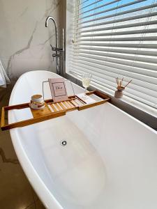 Ένα μπάνιο στο Oceanside Mansion with Luxury Pool