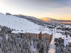 una vista aerea di una stazione sciistica nella neve di Brand New Luxury 2BR Apartment with Sauna and Outdoor Jacuzzi in the Center of Levi a Levi Altre 10 foto