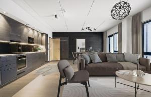 un soggiorno con un divano e un tavolo di Brand New Luxury 2BR Apartment with Sauna and Outdoor Jacuzzi in the Center of Levi a Levi