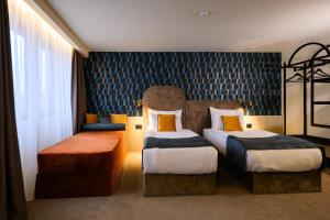 Ein Bett oder Betten in einem Zimmer der Unterkunft ArtLoft Garni Hotel