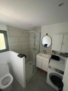 a bathroom with a toilet and a shower and a sink at T2 au calme, la mer à proximité in Villeneuve-lès-Maguelonne
