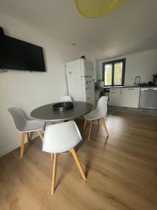 a kitchen with a table and chairs in a room at T2 au calme, la mer à proximité in Villeneuve-lès-Maguelonne +1 photo