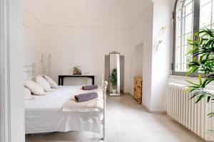 une chambre blanche avec un lit et une fenêtre dans l'établissement Antique Villa, Casa Rosa - 3 bed, 2 bath with pool, à Ceglie Messapica 34 autres photos