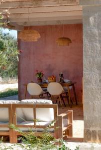 un patio extérieur avec une table et des chaises dans l'établissement Antique Villa, Casa Rosa - 3 bed, 2 bath with pool, à Ceglie Messapica