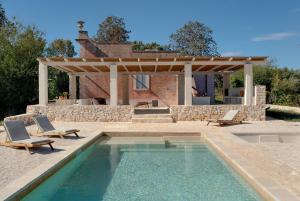 - une piscine avec 2 chaises et une pergola dans l'établissement Antique Villa, Casa Rosa - 3 bed, 2 bath with pool, à Ceglie Messapica