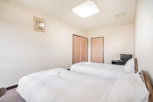 御殿場市にあるFujiminoyado - Vacation STAY 62143vのベッド2台とテレビがあるホテルの部屋
