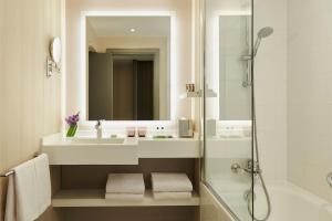 Koupelna v ubytování Renaissance Paris La Defense Hotel