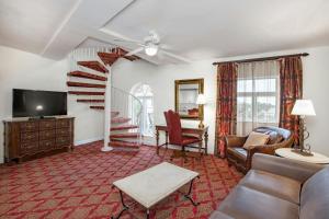Una sala de estar con un sofá y un televisor. en Casa Monica Resort & Spa, Autograph Collection, en St. Augustine