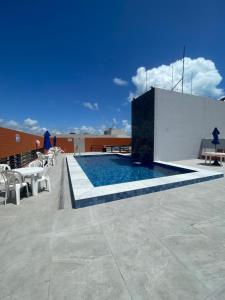 a swimming pool on the roof of a building at APARTAMENTO EM LOCAL PRIVILEGIADO in Maceió