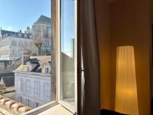 a window with a view of a building at Le cocon des Quais in Auxerre