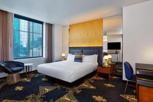 Postel nebo postele na pokoji v ubytování W Minneapolis - The Foshay