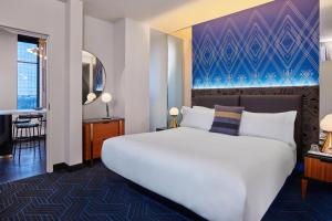 Postel nebo postele na pokoji v ubytování W Minneapolis - The Foshay