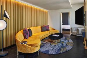 Posezení v ubytování W Minneapolis - The Foshay