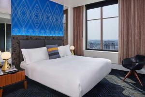 Postel nebo postele na pokoji v ubytování W Minneapolis - The Foshay