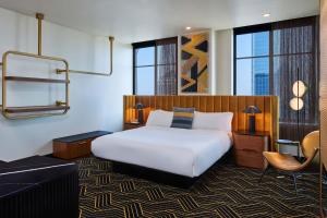 Postel nebo postele na pokoji v ubytování W Minneapolis - The Foshay