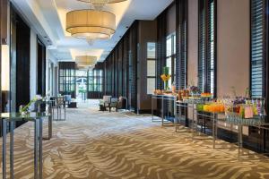 a hotel lobby with tables with drinks on them at Renaissance Sanya Haitang Bay Resort in Sanya
