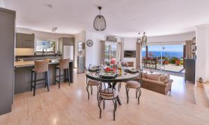 Η κουζίνα ή μικρή κουζίνα στο Villa Turquoise