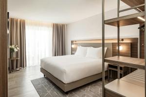 Postel nebo postele na pokoji v ubytování AC Hotel by Marriott St Julian's