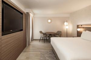 Postel nebo postele na pokoji v ubytování AC Hotel by Marriott St Julian's