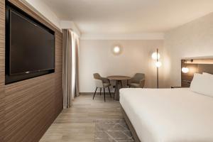 Postel nebo postele na pokoji v ubytování AC Hotel by Marriott St Julian's