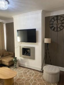 Μια τηλεόραση ή/και κέντρο ψυχαγωγίας στο Modern Townhouse-Free Parking-Game Room-W-iFi