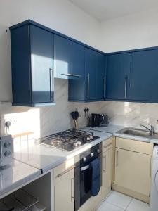 Η κουζίνα ή μικρή κουζίνα στο Modern Townhouse-Free Parking-Game Room-W-iFi