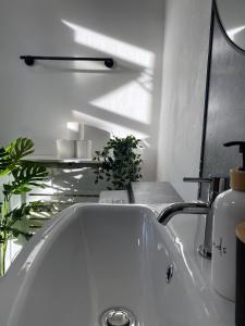 Ένα μπάνιο στο Modern Townhouse-Free Parking-Game Room-W-iFi