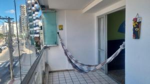 Balkón nebo terasa v ubytování Apartamento BEIRA MAR VISTA TOTAL - SENSAÇÃO DE CASA TÉRREA A BEIRA MAR - COZINHA EQUIPADA -AIR FRYER -ÁREA DE CHURRASCO PRIVATIVA- TVS SMART- DISNEY PLUS E OUTROS-PRAIA IDEAL PARA CRIANÇAS-PET FRIENDLY-KIT PRAIA 4 PESSOAS