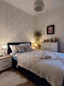 a bedroom with a large bed with a wall at Apartament Chodzież blisko jeziora in Chodzież