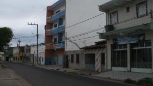 an empty street with buildings on the side of the road at Residencial Recanto dos Pássaros Ilhéus Master in Ilhéus