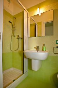 een groene badkamer met een wastafel en een douche bij Acquamarina in Grottammare +43 foto's