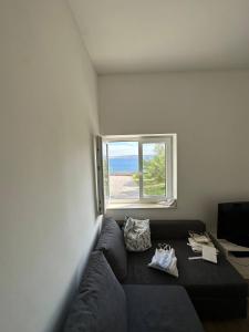 Ruang duduk di Charming Apartment in Lukovo ugarje with Mountain Views