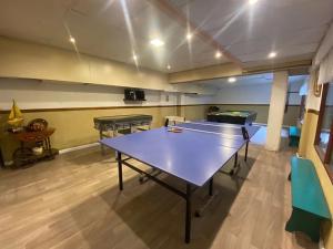 a ping pong table in the middle of a room at Departamento Anthony Refugio del mar in Santa Teresita