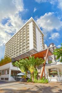 ホノルルにあるThe Laylow Waikiki, Autograph Collectionのヤシの木が目の前に広いホテルです。