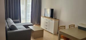 TV a/nebo společenská místnost v ubytování One bedroom guest suite