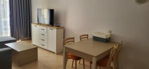 TV a/nebo společenská místnost v ubytování One bedroom guest suite + 3 fotografie