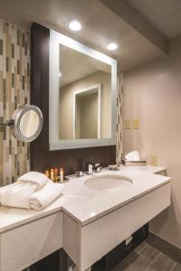 La salle de bains est pourvue d'un lavabo et d'un miroir. dans l'établissement Grand Traverse Resort and Spa, à Traverse City