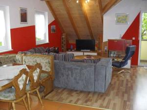 ein Wohnzimmer mit einem Sofa und einem Tisch in der Unterkunft Ferienwohnung Saupp in Immenstaad am Bodensee