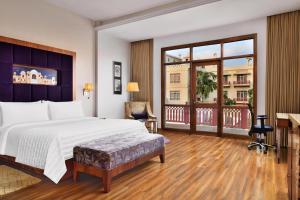 Postel nebo postele na pokoji v ubytování Le Meridien Jaipur Resort & Spa